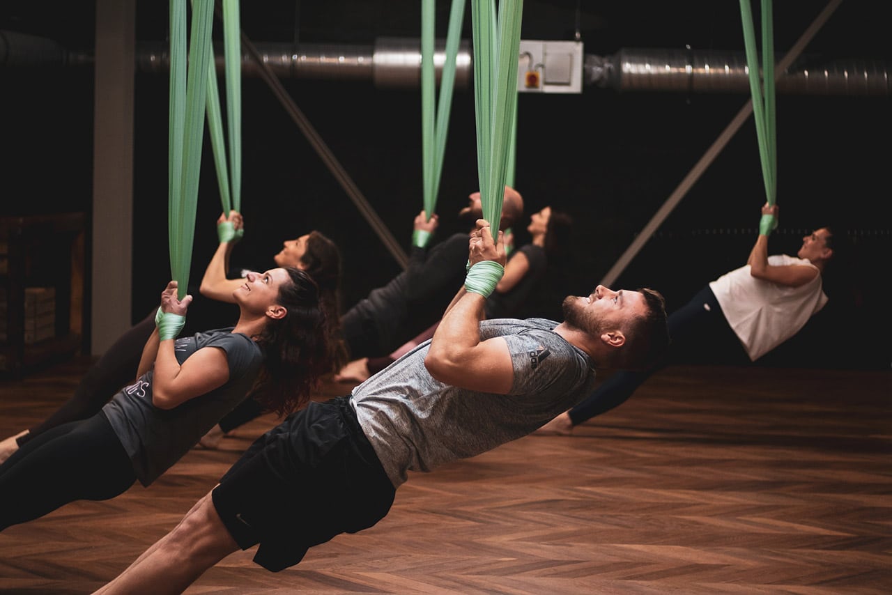 L’air yoga est enseigné en salle de sport lors de cours collectifs